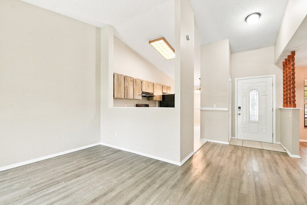 1029 Wainright Dr - Photo 4 of 16