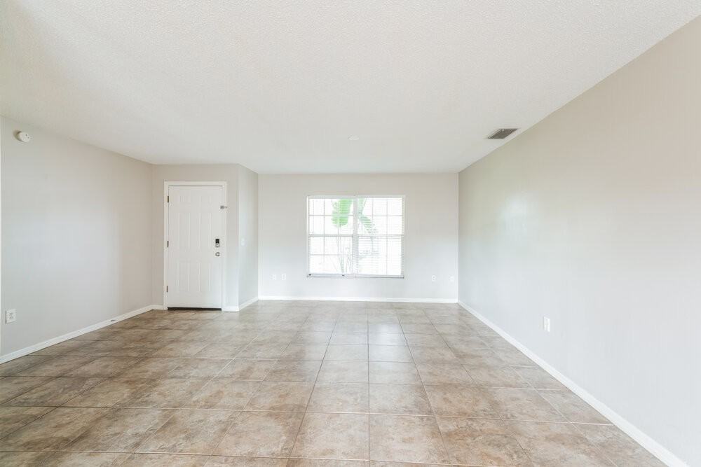 634 Hemlock Ln - Photo 4 of 16