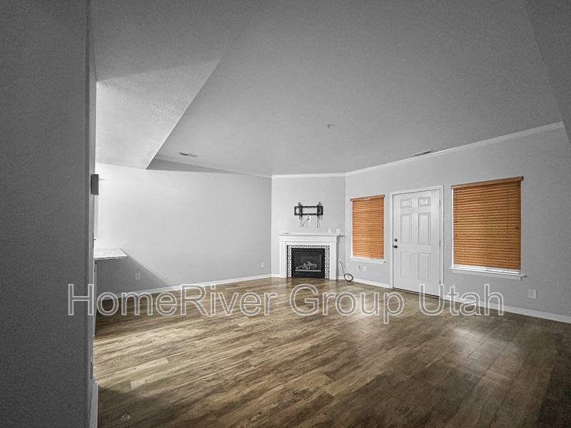 379 E St #3 - Photo 3 of 21