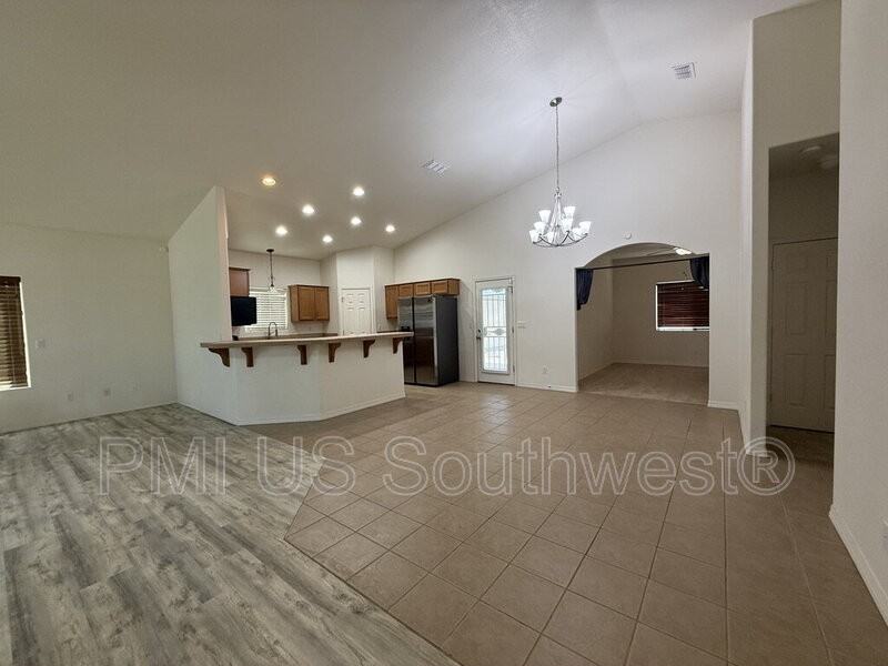 2060 E Mesa Verde Way - Photo 4 of 24