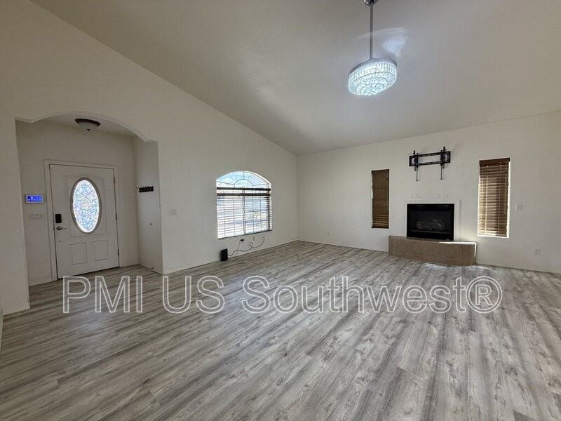 2060 E Mesa Verde Way - Photo 5 of 24