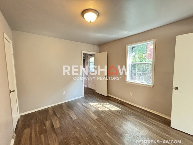 1460 Oakwood St - Photo 4 of 12
