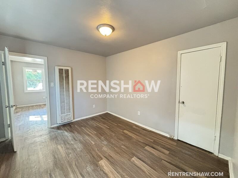 1460 Oakwood St - Photo 5 of 12