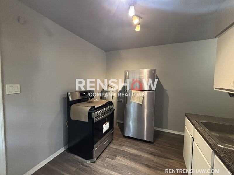 1460 Oakwood St - Photo 6 of 12