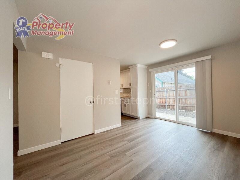 1030 E Floral Ln - Photo 5 of 33