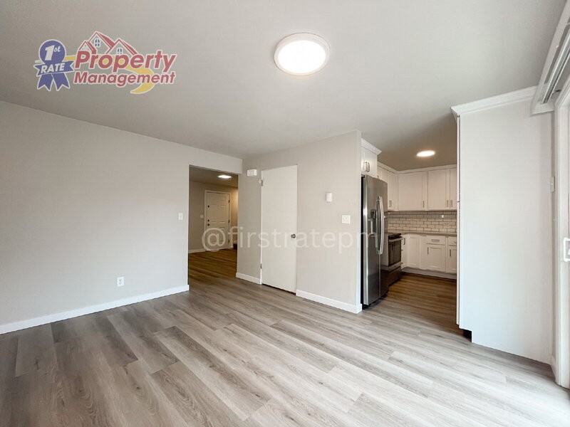 1030 E Floral Ln - Photo 6 of 33