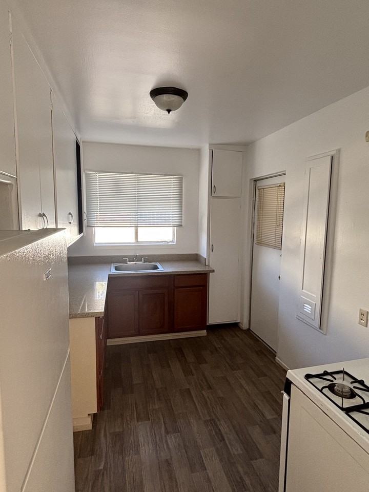 158 West Broadmoor Boulevard - Photo 7 of 17