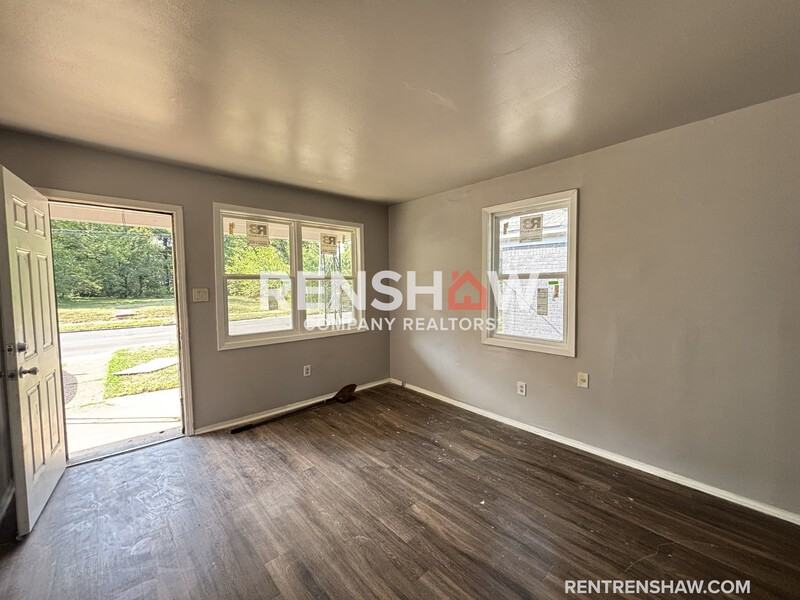 1462 Oakwood St - Photo 3 of 10