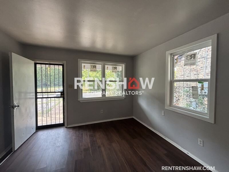 1466 Oakwood St - Photo 4 of 13