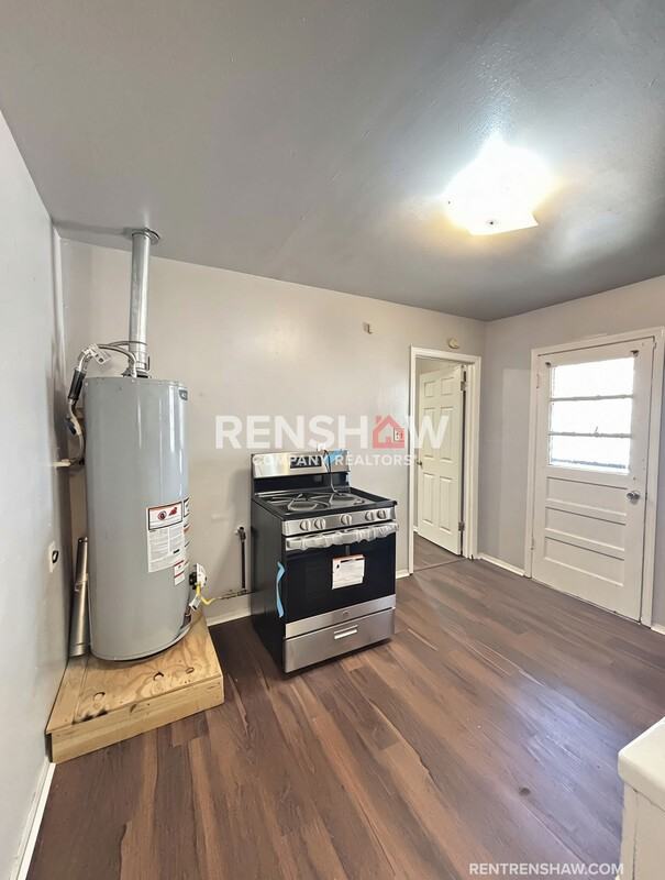 1466 Oakwood St - Photo 7 of 13
