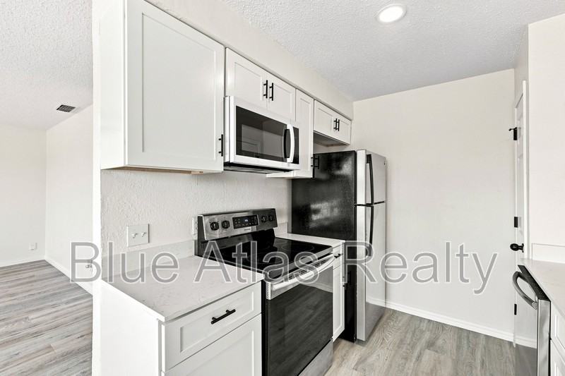 8137 Foxfire Ln - Photo 2 of 19