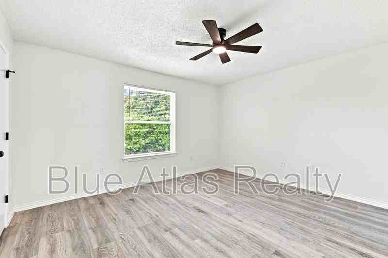 8137 Foxfire Ln - Photo 7 of 19