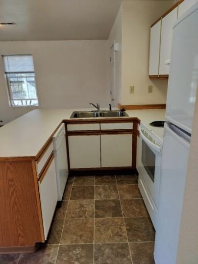 Desert Manor Apartments - Photo 2 of 9