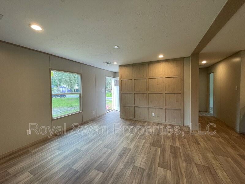 175 Smith St - Photo 4 of 21