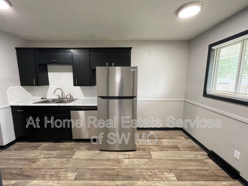 2154 S Delaware Ave - Photo 4 of 10
