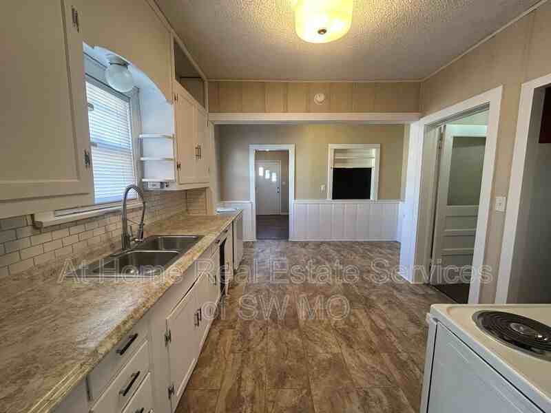 1040 S Ferguson Ave - Photo 4 of 20
