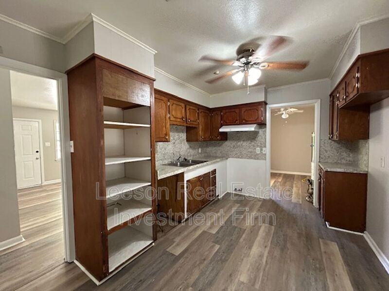 1102 Cloverdale Dr - Photo 5 of 17