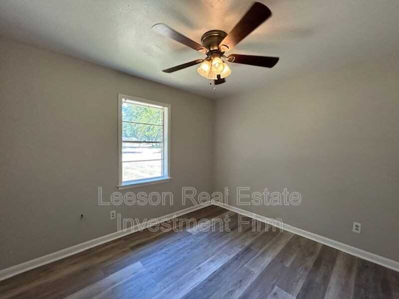 1102 Cloverdale Dr - Photo 7 of 17