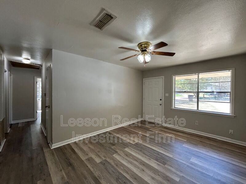 1102 Cloverdale Dr - Photo 3 of 17