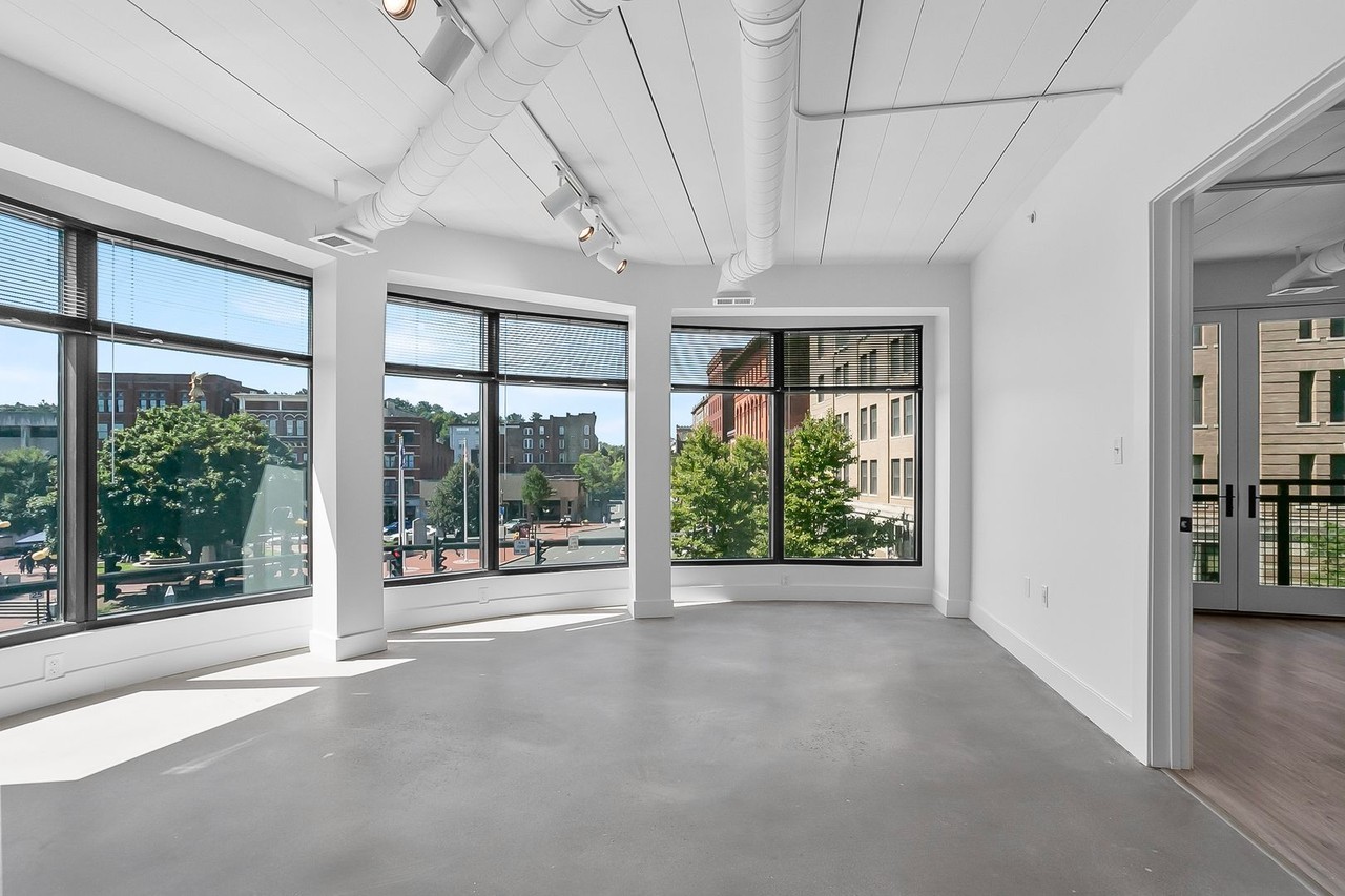 The Brit Apartments - Photo 4 of 44