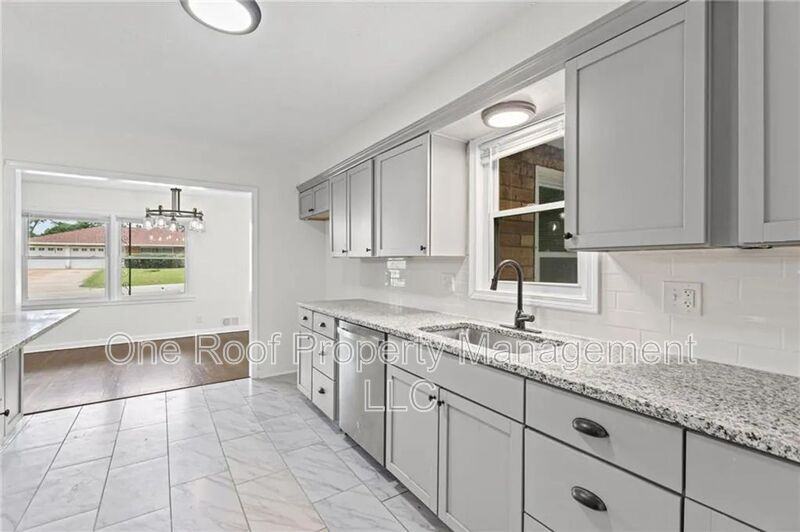 8105 E 80th Ter - Photo 3 of 33