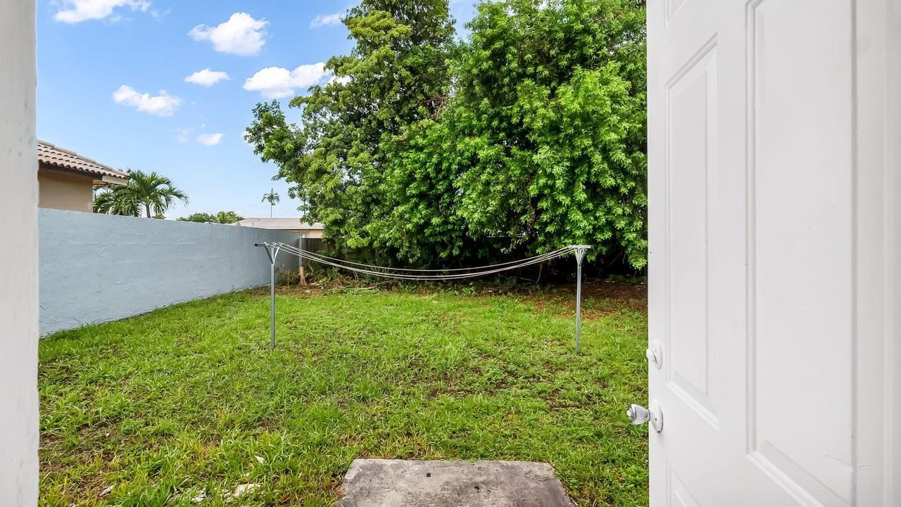 5015 Southwest 25th Street - Photo 5 of 26
