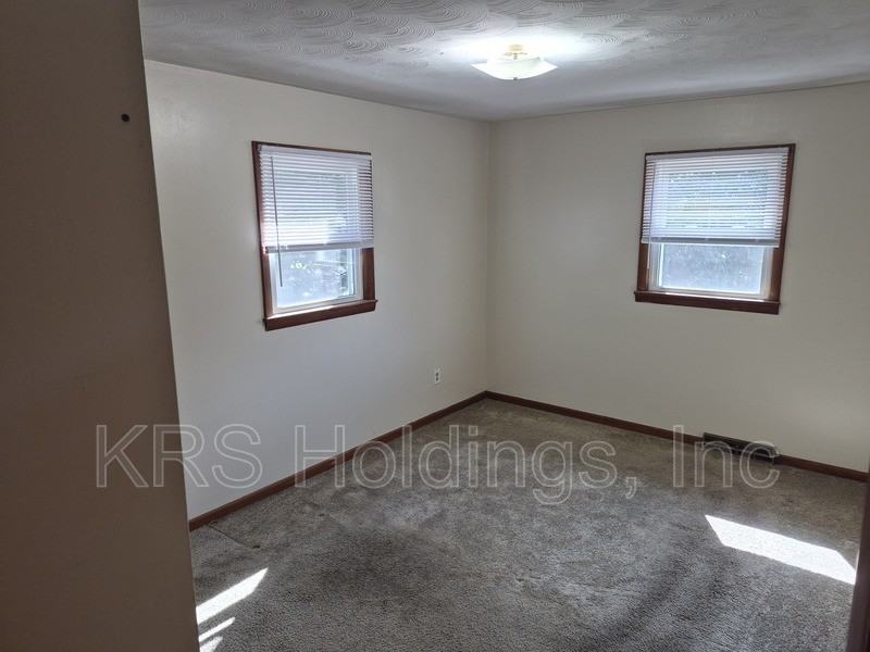 596 Long Ave - Photo 4 of 15