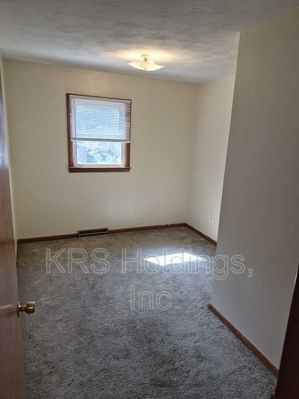 596 Long Ave - Photo 5 of 15