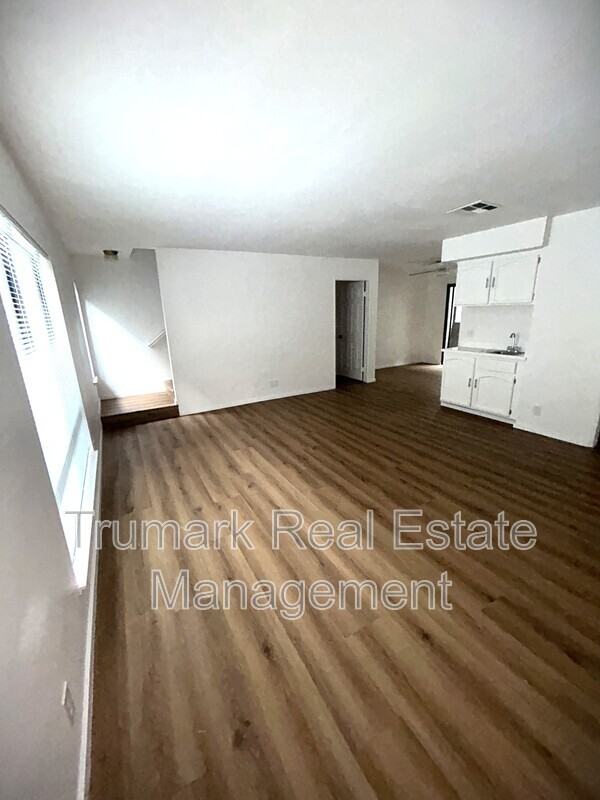 3831 La Crescenta Ave