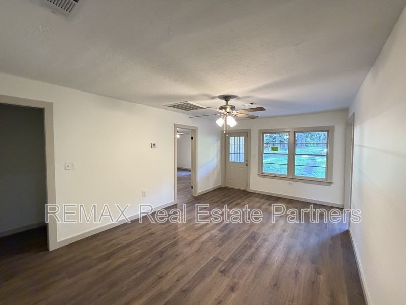 711 N 19th Ave #3196452864 - Photo 2 of 17