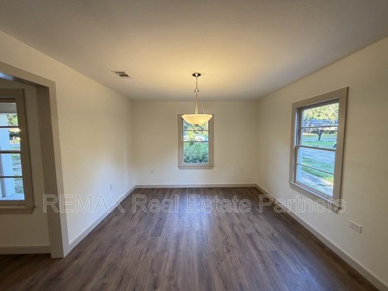 711 N 19th Ave #3196452864 - Photo 3 of 17