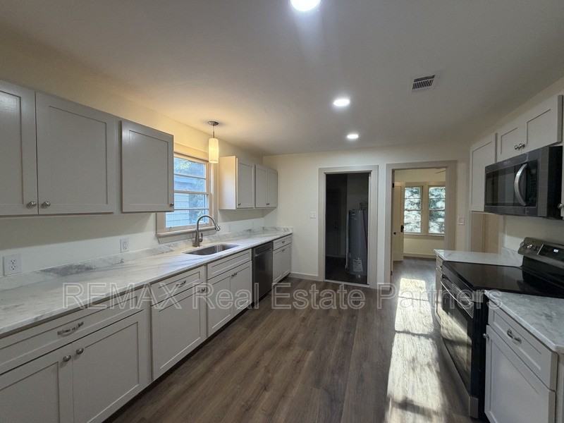 711 N 19th Ave #3196452864 - Photo 5 of 17