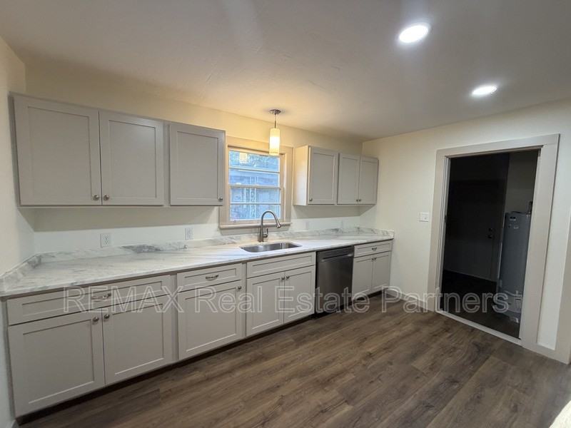 711 N 19th Ave #3196452864 - Photo 6 of 17