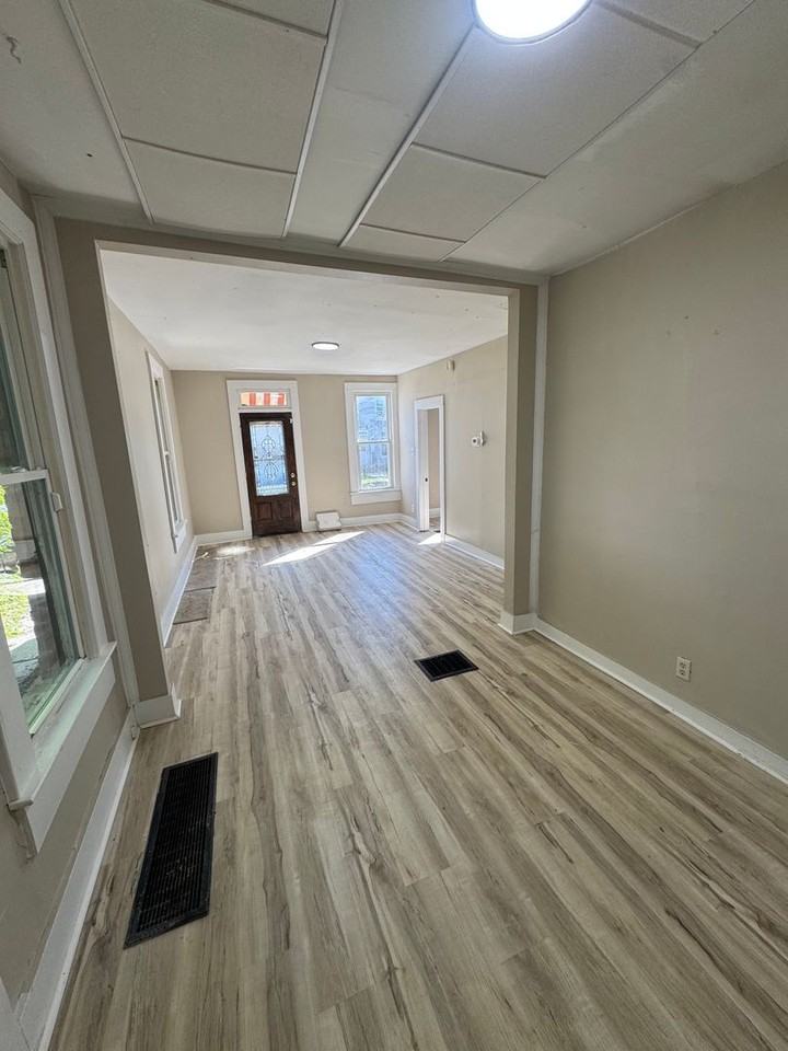 1402 3rd St - Photo 3 of 9