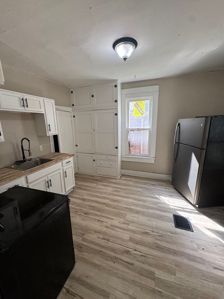 1402 3rd St - Photo 5 of 9