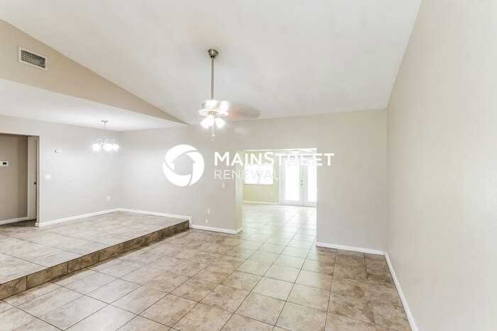 2226 Maple Hill Dr - Photo 3 of 14