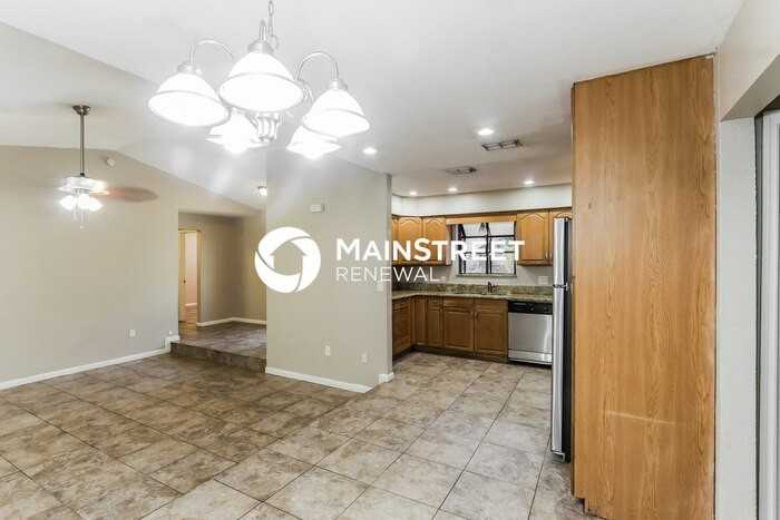 2226 Maple Hill Dr - Photo 5 of 14