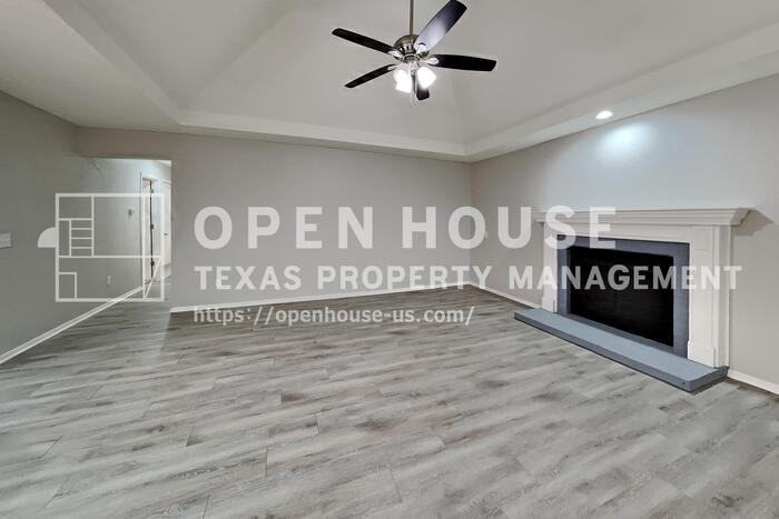 1506 Warwick Dr - Photo 4 of 20