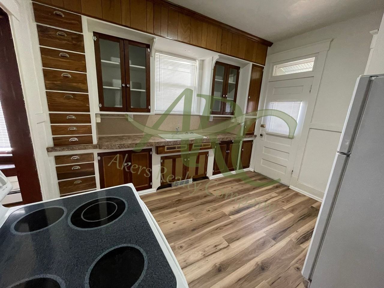 1124 Lake Ave - Photo 6 of 17