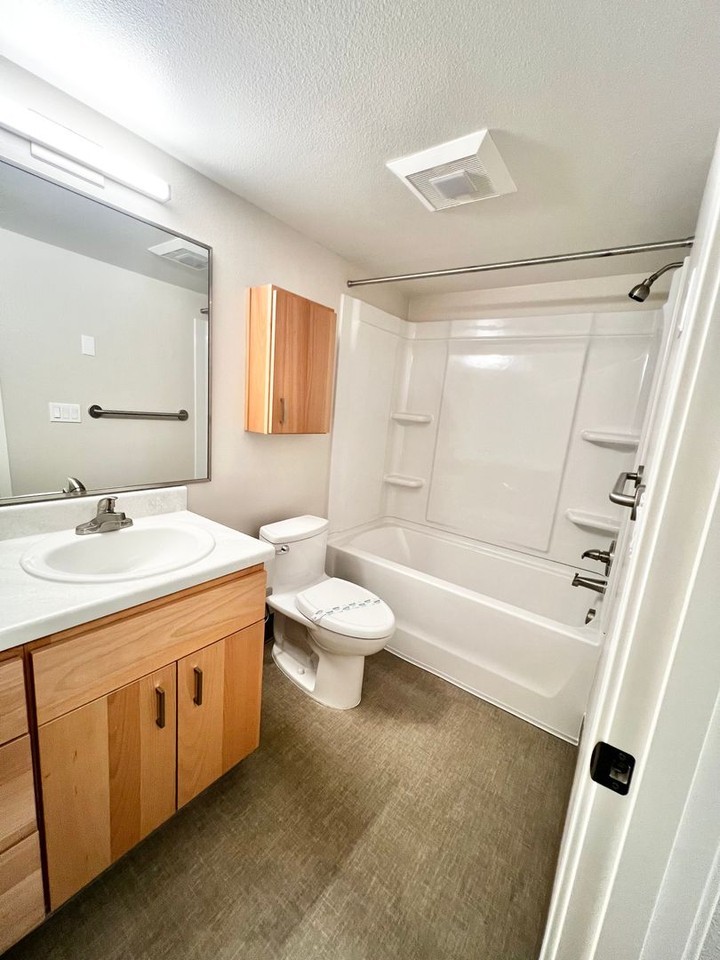 Cougar Creek Apartments - Photo 5 of 19