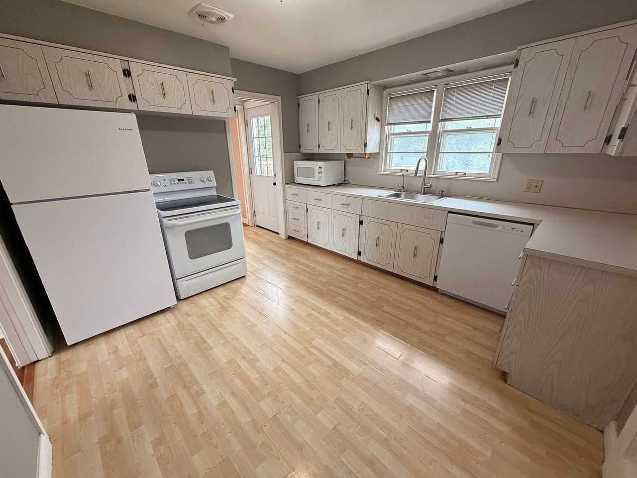 710 S 67th Ave - Photo 5 of 30