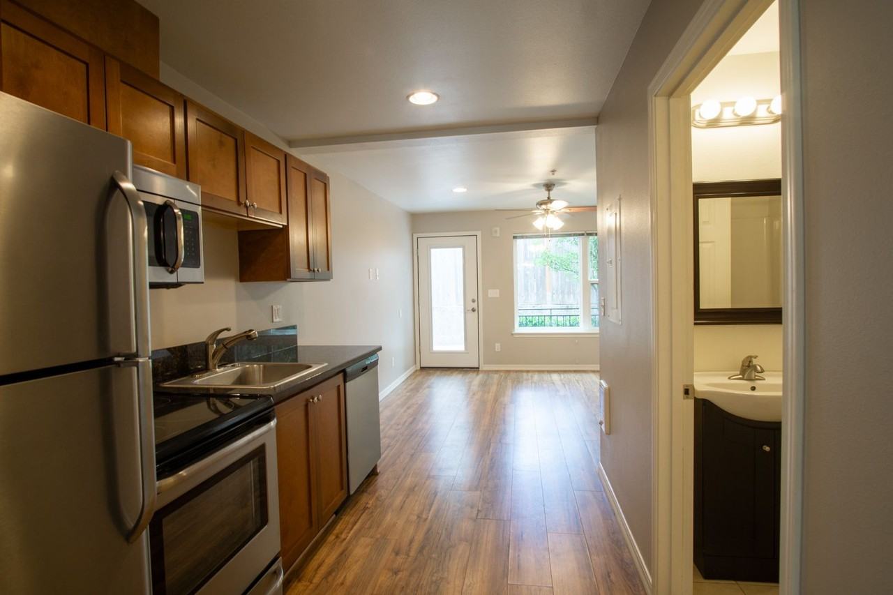 5607/5625 E Burnside St.; 15 NE 57th Ave - Photo 6 of 18