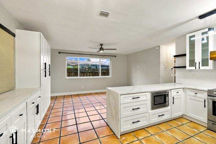 1421 Sw 23rd Ave - Photo 7 of 17
