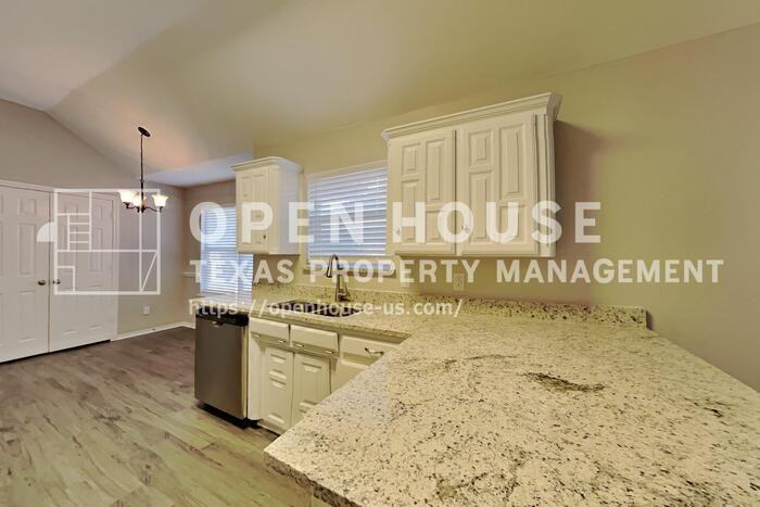 1121 Springwood Dr - Photo 5 of 21