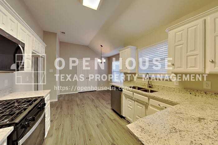 1121 Springwood Dr - Photo 6 of 21