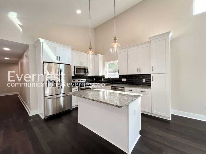 2400 Lloyd Ave - Photo 6 of 22