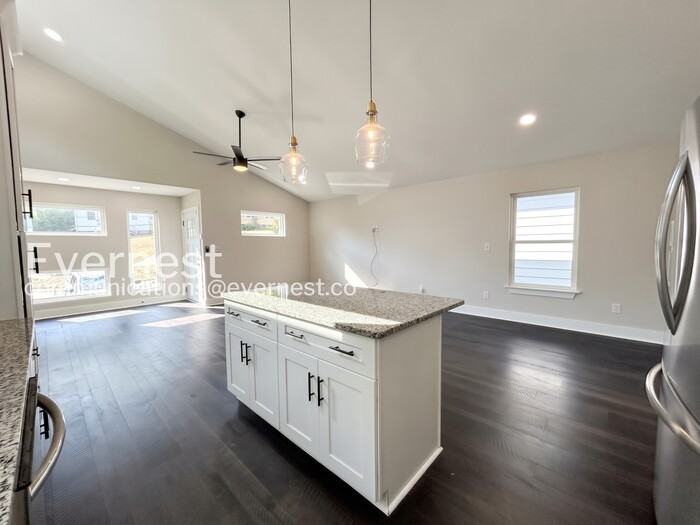 2400 Lloyd Ave - Photo 7 of 22