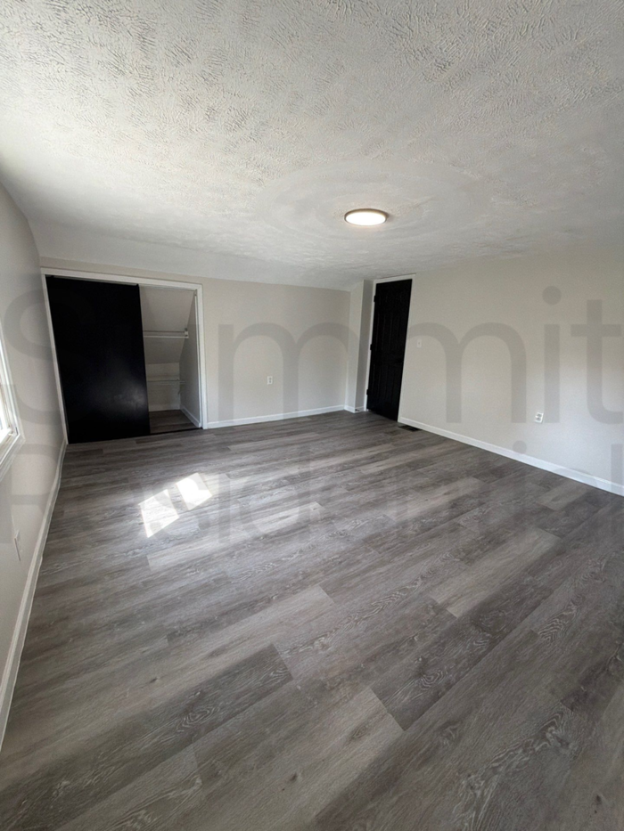 556 Oak St - Photo 2 of 8