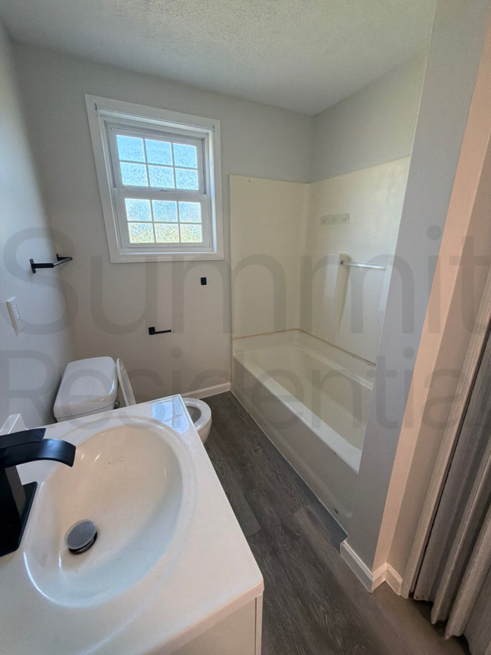 556 Oak St - Photo 3 of 8