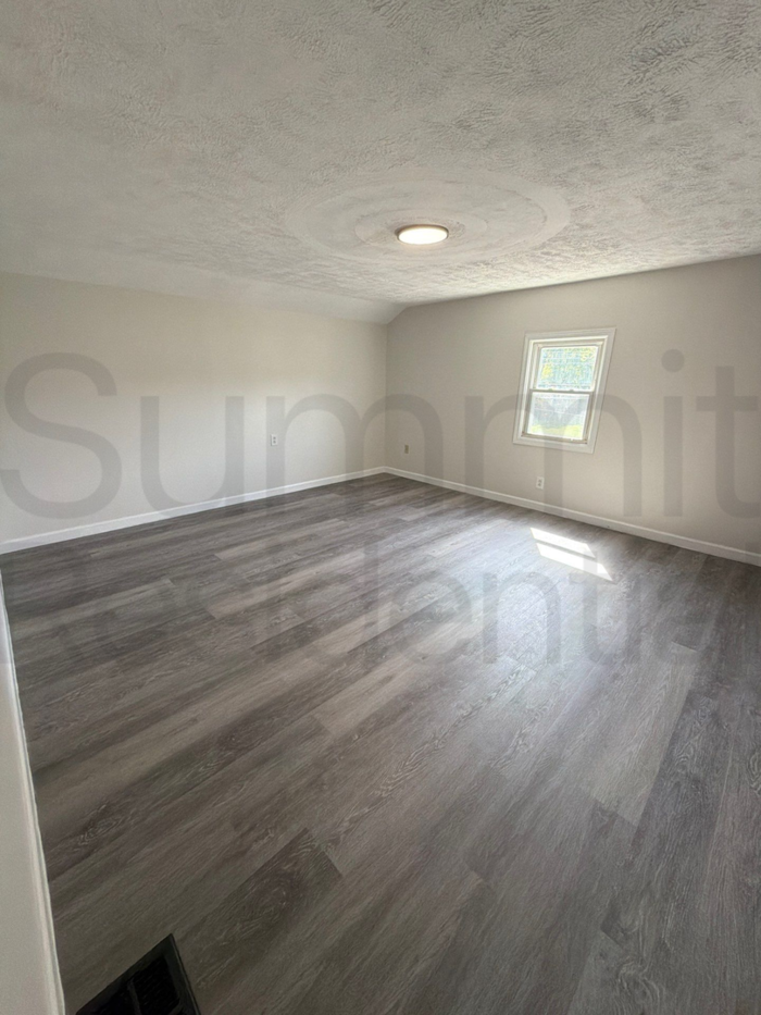 556 Oak St - Photo 4 of 8
